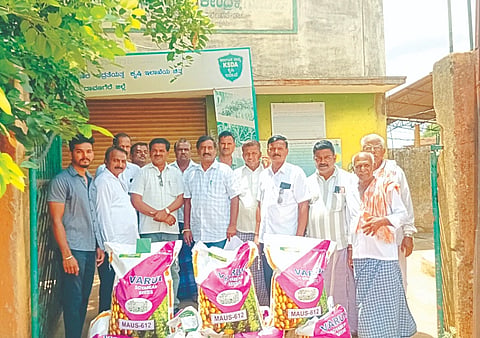 ಮಾಯಕೊಂಡ ಗ್ರಾಮದ ರೈತ ಸಂಪರ್ಕ ಕೇಂದ್ರದಲ್ಲಿ ಗುರುವಾರ ಸೋಯಾಬಿನ್ ಬಿತ್ತನೆ ಬೀಜ ವಿತರಿಸಲಾಯಿತು. ಎಸ್.ಜಿ. ರುದ್ರೇಶ್, ಎಸ್.ಎನ್. ಜಯಪ್ರಕಾಶ್, ಎಚ್.ಎಂ. ದಿನೇಶ್, ಯಲ್ಲಪ್ಪ, ಉಲಗಪ್ಪ, ಸಂದೀಪ್, ಶಿವು ಇತರರು ಇದ್ದರು. Farmer