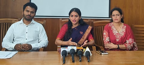 ನಿಪ್ಪಾಣಿಯ ಪ್ರವಾಸಿ ಮಂದಿರದಲ್ಲಿ ಸುದ್ದಿಗೋಷ್ಠಿಯಲ್ಲಿ ರಾಜ್ಯ ಪರಿಶಿಷ್ಟ ಜಾತಿ ಮತ್ತು ಪರಿಶಿಷ್ಟ ಪಂಗಡಗಳ ಅಲೆಮಾರಿ ಅಭಿವೃದ್ಧಿ ನಿಗಮದ ಅಧ್ಯಕ್ಷೆ ಪಲ್ಲವಿ ಜಿ. ಮಾತನಾಡಿದರು. ಶಶಿಧರ, ಅರ್ಚನಾ ಇದ್ದರು.