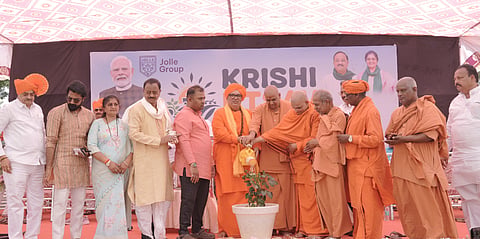 ನಿಪ್ಪಾಣಿಯ ಹಾಲಸಿದ್ಧನಾಥ ಸಹಕಾರ ಸಕ್ಕರೆ ಕಾರ್ಖಾನೆ ಮತ್ತು ಜೊಲ್ಲೆ ಗ್ರೂಪ್ ವತಿಯಿಂದ ಹಮ್ಮಿಕೊಂಡಿದ್ದ ಕೃಷಿ ಉತ್ಸವಕ್ಕೆ ಗಣ್ಯರು ಚಾಲನೆ ನೀಡಿದರು. ಅದೃಶ್ಯ ಕಾಡಸಿದ್ಧೇಶ್ವರ ಸ್ವಾಮೀಜಿ, ಚಂದ್ರಶೇಖರ ಸ್ವಾಮೀಜಿ, ನಿಜಲಿಂಗೇಶ್ವರ ಸ್ವಾಮೀಜಿ, ಡಾ.ಶ್ರದ್ಧಾನಂದ ಸ್ವಾಮೀಜಿ, ಬಸವ ಮಲ್ಲಿಕಾರ್ಜುನ ಸ್ವಾಮೀಜಿ, ಅಣ್ಣಾಸಾಹೇಬ ಜೊಲ್ಲೆ, ಶಶಿಕಲಾ ಜೊಲ್ಲೆ ಇತರರಿದ್ದರು.