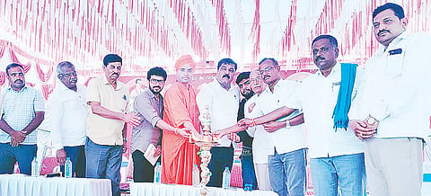 ಪಾಂಡವಪುರ ತಾಲೂಕಿನ ಬೇಬಿಬೆಟ್ಟದಲ್ಲಿ ಆಯೋಜಿಸಿದ್ದ ಶ್ರೀಶಿವಬಸವ ಸ್ವಾಮೀಜಿ ಜನ್ಮ ದಿನೋತ್ಸವ ಕಾರ್ಯಕ್ರಮವನ್ನು ಕೆ.ಆರ್.ಪೇಟೆ ಶಾಸಕ ಎಚ್.ಟಿ.ಮಂಜು ಉದ್ಘಾಟಿಸಿದರು.
