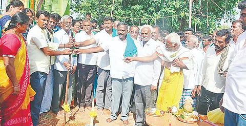 ಪಾಂಡವಪುರ ತಾಲೂಕಿನ ಚಂದ್ರೆ ಗ್ರಾಮದಲ್ಲಿ ಸಿಸಿ ರಸ್ತೆ ಹಾಗೂ ಚರಂಡಿ ಅಭಿವೃದ್ಧಿ ಕಾಮಗಾರಿಗೆ ಶಾಸಕ ದರ್ಶನ್ ಪುಟ್ಟಣ್ಣಯ್ಯ ಭೂಮಿಪೂಜೆ ನೆರವೇರಿಸಿದರು. ಕೆ.ಟಿ.ಗೋವಿಂದೇಗೌಡ, ಮಂಜುನಾಥ್,  ಕೆ.ಎಸ್.ದಯಾನಂದ, ರೂಪಾ ನಿತಿನ್, ಸುನಂದಾ ಮರಿದೇವೇಗೌಡ, ಸ್ವಾಮೀಗೌಡ ಇತರರಿದ್ದರು.