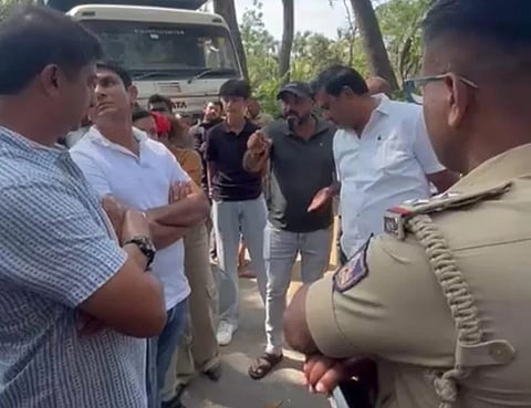   ಪೊನ್ನಂಪೇಟೆ ಸಮೀಪದ ಹಾತೂರಿನಲ್ಲಿ ಡಾಂಬರ್ ಹಾಗೂ ಸಿಮೆಂಟ್ ಮಿಕ್ಸಿಂಗ್ ಘಟಕದ ವಿರುದ್ಧ ಪ್ರತಿಭಟನೆ ನಡೆಸಿದ ಸಂದರ್ಭ ಸಬ್ ಇನ್ಸ್ಪೆಕ್ಟರ್ ಪ್ರದೀಪ್, ಗುಮ್ಮಟ್ಟೀರ ಕಿಲನ್ ಗಣಪತಿ, ದರ್ಶನ್, ವಾಸು,ಶ್ರೀಮಂತ್,ವಿಶು, ಸುಜಿತ್ ಹಾಗೂ ಇತರರಿದ್ದರು.