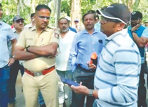 ಪೊನ್ನಂಪೇಟೆ ಸಮೀಪದ ಹಾತೂರಿನಲ್ಲಿ ಡಾಂಬರ್ ಹಾಗೂ ಸಿಮೆಂಟ್ ಮಿಕ್ಸಿಂಗ್ ಘಟಕದ ವಿರುದ್ಧ ಪ್ರತಿಭಟನೆ ನಡೆಸಿದ ಸಂದರ್ಭ ಗುಮ್ಮಟ್ಟೀರ ಕಿಲನ್ ಗಣಪತಿ, ದರ್ಶನ್, ವಾಸು, ಶ್ರೀಮಂತ್,ವಿಶು, ಸುಜಿತ್ ಇತರರು ಇದ್ದರು. 