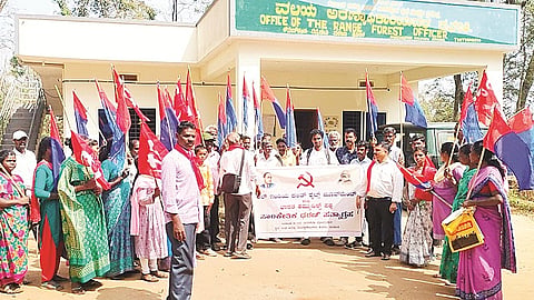 ಆಲ್ ಇಂಡಿಯಾ ದಲಿತ್ ರೈಟ್ಸ್ ಮೂವ್ಮೆಂಟ್ ಮತ್ತು ಭಾರತ ಕಮ್ಯುನಿಸ್ಟ್ ಪಕ್ಷದಿಂದ ತಿತಿಮತಿಯ ಆನೆಚೌಕೂರು ವಲಯ ಅರಣ್ಯಾಧಿಕಾರಿ ಕಚೇರಿ ಮುಂಭಾಗ ಸಾಂಕೇತಿಕ ಧರಣಿ ಸತ್ಯಾಗ್ರಹ ನಡೆಯಿತು. 