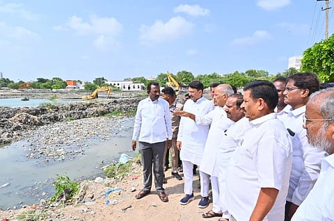 ರಾಯಚೂರಿನ ನೀರಭಾವಿಕುಂಟೆ ಕೆರೆಯ ಅಭಿವೃದ್ಧಿ ಕಾಮಗಾರಿ ಸ್ಥಳಕ್ಕೆ ಮಾಜಿ ಸಚಿವ ಎನ್.ಎಸ್.ಬೋಸರಾಜು ಗುರುವಾರ ಭೇಟಿ ನೀಡಿದರು. ಸಂಸದ ಜಿ.ಕುಮಾರ ನಾಯಕ, ಮಾಜಿ ಶಾಸಕ ಎ.ಪಾಪರೆಡ್ಡಿ, ಪ್ರಮುಖರಾದ ಕೆ.ಶಾಂತಪ್ಪ, ಜಯವಂತರಾವ್ ಪತಂಗೆ, ಲಕ್ಷ್ಮೀರಡ್ಡಿ, ಶೇಖರರೆಡ್ಡಿ,  ಜಿ.ಶಿವಮೂರ್ತಿ, ಅಮರೇಗೌಡ ಹಂಚಿನಾಳ ಇದ್ದರು.