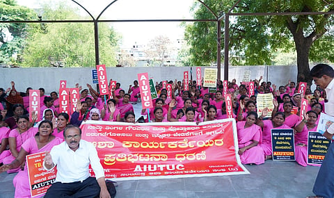 ಆಶಾ ಕಾರ್ಯ ಕರ್ತೆಯರ ಗೌರವಧನ ಹಾಗೂ ಕಳೆದ 34 ತಿಂಗಳಿಂದ ಬಾಕಿ ಉಳಿದ ಪ್ರೋತ್ಸಾಹಧನವನ್ನು ಬಿಡುಗಡೆ ಮಾಡುವಂತೆ ಒತ್ತಾಯಿಸಿ ಕರ್ನಾಟಕ ರಾಜ್ಯ ಸಂಯುಕ್ತ ಆಶಾ ಕಾರ್ಯಕರ್ತೆಯರ ಸಂಘದಿಂದ ಸೋಮವಾರ ರಾಯಚೂರಿನ ಟಿಪ್ಪು ಸುಲ್ತಾನ್ ಉದ್ಯಾನವನದಲ್ಲಿ ಪ್ರತಿಭಟನೆ ಮಾಡಿದರು. ಸಂಘದ ಜಿಲ್ಲಾಧ್ಯಕ್ಷೆ ಗೌರಮ್ಮ ಹೊಸಮನಿ, ಕಾರ್ಯದರ್ಶಿ ಶೋಭಾ, ಈರಮ್ಮ ದೇವದುಗಧ, ಪ್ರಭಾವತಿ, ಮಲ್ಲಮ್ಮ, ಲವೀನಾ, ದೇವಮ್ಮ, ಸುಜಾತ, ಭೀಮಮ್ಮ, ಲಕ್ಷ್ಮೀ ರಾಗಿಮಾನಗಡ್ಡ, ಚೈತ್ರಾ, ಕಾರ್ಮಿಕ ಮುಖಂಡರಾದ ಅಣ್ಣಪ್ಪ ಶಿರಶ್ಯಾಡ್, ಮಹೇಶ ಚೀಕಲಪರ್ವಿ, ಎನ್.ಎಸ್.ವೀರೇಶ  ಇದ್ದರು.