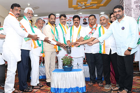 ರಾಯಚೂರಿನ ವೀರಶೈವ ಕಲ್ಯಾಣ ಮಂಟಪದಲ್ಲಿ ಗುರುವಾರ ಕಾಂಗ್ರೆಸ್ ಪಕ್ಷದಿಂದ ಹಮ್ಮಿಕೊಂಡಿದ್ದ ಎಸ್‌ಐಆರ್ ಕುರಿತು ತರಬೇತಿ ಕಾರ್ಯಕ್ರಮವನ್ನು ಸಂಸದ ಜಿ.ಕುಮಾರ ನಾಯಕ ಉದ್ಘಾಟಿಸಿದರು. ಗ್ರಾಮೀಣ ಶಾಸಕ ಬಸನಗೌಡ ದದ್ದಲ್, ಪಕ್ಷದ ಜಿಲ್ಲಾಧ್ಯಕ್ಷ ಬಸವರಾಜ ಪಾಟೀಲ್ ಇಟಗಿ, ಎಂಎಲ್ಸಿ ಎ.ವಸಂತಕುಮಾರ, ಪ್ರಮುಖರಾದ ಮಹ್ಮದ್ ಶಾಲಂ, ಕೆ.ಶಾಂತಪ್ಪ, ರಾಮಣ್ಣ ಇರಬಗೇರಾ, ಅಸ್ಲಂ ಪಾಷಾ, ಶ್ರೀ ದೇವಿ ನಾಯಕ ಇದ್ದರು.