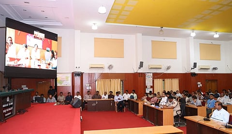 ರಾಯಚೂರಿನ ಜಿಪಂ ಸಭಾಮಗಣದಲ್ಲಿ ಮಂಗಳವಾರ ವಿಡಿಯೋ ಸಂವಾದದ ಮೂಲಕ ಸಿಎಂ ಡಿಕೆ ಶಿವಕುಮಾರ ಜಿಲ್ಲೆಯ ಅಧಿಕಾರಿಗಳೊಂದಿಗೆ ಮಾತನಾಡಿದರು. ಜಿಪಂ ಸಿಇಓ ಈಶ್ವರ ಕುಮಾರ ಕಾಂದೊ, ಎಸ್ಪಿ ಅರುಣಾಂಗ್ಷು ಗಿರಿ., ಪಾಲಿಕೆ ಆಯುಕ್ತ ಜುಬಿನ್ ಮಹೋಪಾತ್ರ, ಅಪರ ಜಿಲ್ಲಾಧಿಕಾರಿ ಶಿವಾನಂದ,ಜಿಪಂ ಉಪ ಕಾರ್ಯದರ್ಶಿ ಹಾಲಸಿದ್ದಪ್ಪ ಪೂಜಾರಿ, ಯೋಜನಾಧಿಕಾರಿ ಡಾ.ಟಿ.ರೋಣಿ, ಸರ್ಕಾರಿ ನೌಕರರ ಸಂಘದ ಜಿಲ್ಲಾಧ್ಯಕ್ಷರಾದ ಕೃಷ್ಣ ಇದ್ದರು.