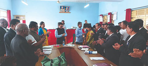 ಸವದತ್ತಿ ನ್ಯಾಯಾಲಯದಲ್ಲಿ ಹಮ್ಮಿಕೊಂಡಿದ್ದ ಲೋಕ ಅದಾಲತನಲ್ಲಿ ದಂಪತಿ ರಾಜಿ ಸಂಧಾನದ ಮೂಲಕ ಮತ್ತೆ ಒಂದಾದರು. ಹಿರಿಯ ಸಿವಿಲ್​ ನ್ಯಾಯಾಧೀಶ ಸಿದ್ದರಾಮ ಟಿ., ನ್ಯಾಯಾಧೀಶೆ ಅರ್ಪಿತಾ ಬೆಲ್ಲದ ಇತರರಿದ್ದರು.