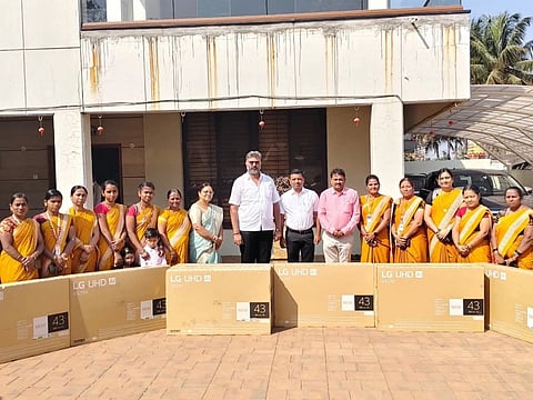 ಸವದತ್ತಿ ನಗರದಲ್ಲಿ ಅಂಗನವಾಡಿ ಕೇಂದ್ರಗಳಿಗೆ ಶಾಸಕ ವಿಶ್ವಾಸ ವೈದ್ಯ ಟಿವಿ ವಿತರಿಸಿದರು. ಆನಂದ ಬಡಕುಂದ್ರಿ, ಅಮೃತ ಸಾಣಿಕೊಪ್ಪ, ಶಿವಪ್ಪ ಹಾದಿಮನಿ ಇತರರಿದ್ದರು.