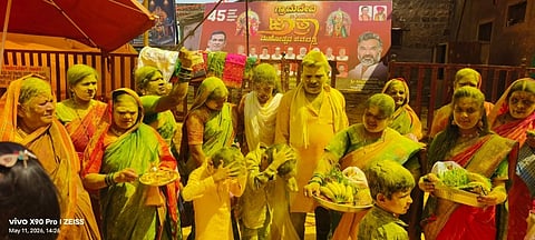 ಸವದತ್ತಿ ಗ್ರಾಮದೇವಿ ಜಾತ್ರೆಯ 8ನೇ ದಿನದ ಉಡಿತುಂಬಲು ಕಾದುನಿಂತ ಭಕ್ತರು.