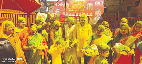 ಸವದತ್ತಿ ಗ್ರಾಮದೇವಿ ಜಾತ್ರೆಯ 8ನೇ ದಿನದ ಉಡಿತುಂಬಲು ಕಾದುನಿಂತ ಭಕ್ತರು.