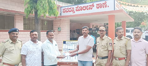 ಸವದತ್ತಿ ಪೊಲೀಸ್​ ಠಾಣೆ ವ್ಯಾಪ್ತಿಯಲ್ಲಿ ಕಳುವಾಗಿದ್ದ ಮೊಬೈಲ್​ಗಳನ್ನು ವಾರಸುದಾರರಿಗೆ ಡಿವೈಎಸ್ಪಿ ಚಿದಂಬರ ಮಡಿವಾಳರ ನೇತೃತ್ವದಲ್ಲಿ ಹಸ್ತಾಂತರಿಸಿದರು. ಸಿಪಿಐ ಸುರೇಶ ಬೆಂಡೆಗುಂಬಳ, ಲಕ್ಷ$್ಮಣ ಗೌಡಿ ಇತರರಿದ್ದರು.