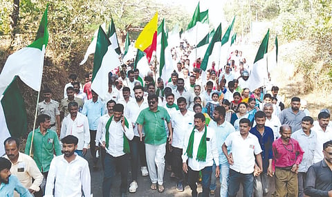 ಸಿದ್ದಾಪುರ ತಾಲೂಕಿನ ಬಿಳಗಿ ಮಾರಿಕಾಂಬಾ ದೇವಾಲಯದಿಂದ ಸಿದ್ದಾಪುರದವರೆಗೆ ನದಿ ಜೋಡಣೆ ವಿರೋಧಿಸಿ ನಡೆದ ಪಾದಯಾತ್ರೆಯಲ್ಲಿ ಪಾಲ್ಗೊಂಡ ಜನ ಸಮೂಹ.