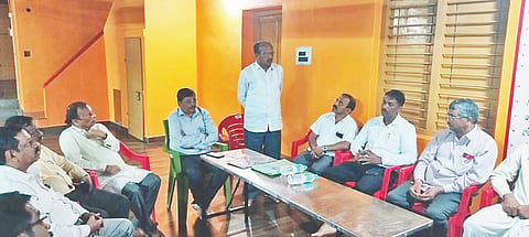 ಸಿದ್ದಾಪುರ ತಾಲೂಕಿನ ವಾಜಗದ್ದೆಯಲ್ಲಿ ಏರ್ಪಡಿಸಿದ್ದ ಎಂಟನೇ ಕನ್ನಡ ಸಾಹಿತ್ಯ ಸಮ್ಮೇಳನದ ಪೂರ್ವಭಾವಿ ಸಭೆಯಲ್ಲಿ  ಕೆ.ಜಿ.ನಾಗರಾಜ ಮಾತನಾಡಿದರು. ಎಂ.ಆರ್. ಕುಲಕರ್ಣಿ, ಜಿ.ಜಿ. ಹೆಗಡೆ, ಚಂದ್ರಶೇಖರ ನಾಯ್ಕ, ಸಿ.ಎಸ್. ಗೌಡರ್ ಇತರರಿದ್ದರು.