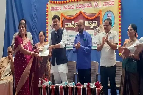 ಸಾಗರದಲ್ಲಿ ಶಾರದಾ ಸಂಗೀತ ವಿದ್ಯಾಲಯದ ವಾರ್ಷಿಕೋತ್ಸವದಲ್ಲಿ ರ‌್ಯಾಂಕ್ ವಿಜೇತರಿಗೆ ಗೋಪಾಲಕೃಷ್ಣ ಬೇಳೂರು ಪ್ರಮಾಣ ಪತ್ರ ವಿತರಿಸಿದರು. ನಂದಾ ಗೊಜನೂರು, ಡಾ. ಅರುಣಕುಮಾರ್, ಗೀತಾ ಸೋಮೇಶ್ ಇತರರಿದ್ದರು.