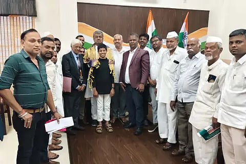 ಮಲೆನಾಡು ರೈತರ ಸಮಸ್ಯೆ ಬಗೆಹರಿಸುವಂತೆ ಒತ್ತಾಯಿಸಿ ಹೋರಾಟ ವೇದಿಕೆ ಅಧ್ಯಕ್ಷ ಸಾಗರದ ತೀ.ನ.ಶ್ರೀನಿವಾಸ್ ಬೆಂಗಳೂರಿನಲ್ಲಿ ಕೆಪಿಸಿಸಿ ಅಧ್ಯಕ್ಷ ಬಿ.ಕೆ.ಹರಿಪ್ರಸಾದ್ ಅವರಿಗೆ ಮನವಿ ಸಲ್ಲಿಸಿದರು.