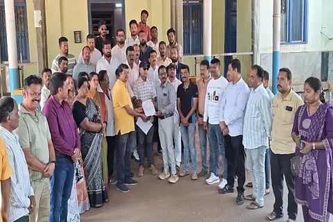 ಫ್ಲೆಕ್ಸ್ ಅಳವಡಿಕೆಯಲ್ಲಿ ಸಾಗರ ನಗರಸಭೆ ಆಡಳಿತ ತಾರತಮ್ಯ ಮಾಡುತ್ತಿದೆ ಎಂದು ಆರೋಪಿಸಿ ಬಿಜೆಪಿ ಮುಖಂಡರು ಪ್ರತಿಭಟನೆ ನಡೆಸಿ ಮನವಿ ಸಲ್ಲಿಸಿದರು. ಕೆ.ಆರ್.ಗಣೇಶ್‌ಪ್ರಸಾದ್, ಆರ್.ಶ್ರೀನಿವಾಸ್, ಅರುಣ ಕುಗ್ವೆ, ಸವಿತಾ ವಾಸು, ದೇವೇಂದ್ರಪ್ಪ ಇತರರಿದ್ದರು.