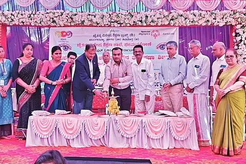 ಸಾಗರ ತಾಲೂಕಿನ ಭೀಮನಕೋಣೆಯಲ್ಲಿ ಆಯೋಜಿಸಿದ್ದ ಕಣ್ಣಿನ ಉಚಿತ ತಪಾಸಣೆ ಶಿಬಿರವನ್ನು ಸಾಗರ ಉಪವಿಭಾಗಾಧಿಕಾರಿ ವೀರೇಶ್‌ಕುಮಾರ್ ಉದ್ಘಾಟಿಸಿದರು. ರೂಪ್‌ಸಿಂಗ್, ಸುವರ್ಣಾ ನಾಯಕ್ ಇತರರಿದ್ದರು.