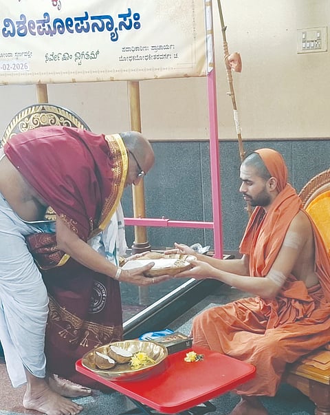 ಶಿರಸಿ ತಾಲೂಕಿನ ಸ್ವರ್ಣವಲ್ಲಿಯಲ್ಲಿ ಶ್ರೀ ಆನಂದಬೋಧೇಂದ್ರ ಸರಸ್ವತೀ ಸ್ವಾಮೀಜಿ ಅವರಿಂದ ವೇ.ಮೂ. ಶ್ರೀನಿವಾಸ ಭಟ್ ಆಶೀರ್ವಾದ ಪಡೆದರು.