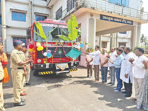 ಶಿರಸಿಯ ಅಗ್ನಿಶಾಮಕ ದಳಕ್ಕೆ ಮಂಜೂರು ಮಾಡಿದ ನೂತನ ವಾಹನವನ್ನು ಶಾಸಕ ಭೀಮಣ್ಣ ನಾಯ್ಕ ಉದ್ಘಾಟಿಸಿದರು. ಎಸ್.ಕೆ. ಭಾಗ್ವತ್, ಜಗದೀಶ ಗೌಡ, ಪಟ್ಟರಾಜ ಗೌಡ ಇತರರಿದ್ದರು. 