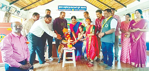 ಸಕಲೇಶಪುರ ತಾಲೂಕಿನ ಕೌಡಹಳ್ಳಿ ಎನ್.ಕೆ ಗಣಪಯ್ಯ ರೋಟರಿ ಕಿವುಡು ಮತ್ತು ಮೂಕ ಮಕ್ಕಳ ಶಾಲೆಯಲ್ಲಿ ಗುರುವಾರ ಆಯೋಜಿಸಿದ್ದ  ತಾಲೂಕು ಮಟ್ಟದ ಕಿರಿಯ ಹಾಗೂ ಹಿರಿಯ ಪ್ರಾಥಮಿಕ ಶಾಲೆಗಳ ತಾಲೂಕು ಮಟ್ಟದ ಪ್ರತಿಭಾ ಕಾರಂಜಿ ಮತ್ತು ಕಲೋತ್ಸವ ಕಾರ್ಯಕ್ರಮವನ್ನು ಗಣ್ಯರು ಉದ್ಘಾಟಿಸಿದರು. ಪುಷ್ಪಾ, ರವಿಕುಮಾರ್, ವಿಜಯಶಂಕರ್, ಚಂದ್ರಶೇಖರ್, ಕುಶ್ವಂತ್, ಜಗದೀಶ್, ದೇವರಾಜು ಇತರರಿದ್ದರು.