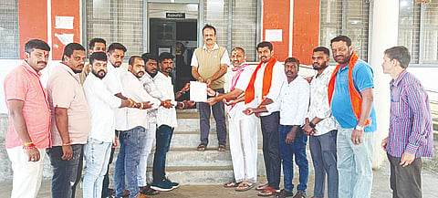 ಸಕಲೇಶಪುರದಲ್ಲಿ ಟಿಪ್ಪು ಜಯಂತಿ ಆಚರಣೆ ಹಾಗೂ ಗೋಹತ್ಯೆ ಕಾನೂನು ತಿದ್ದುಪಡಿ ವಿರುದ್ಧ ಹಿಂದು ಹಿತರಕ್ಷಣಾ ವೇದಿಯಿಂದ ಉಪವಿಭಾಗಾಧಿಕಾರಿ ಕಚೇರಿಗೆ ಮನವಿ ಸಲ್ಲಿಸಲಾಯಿತು. 