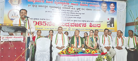 ಸೊರಬದಲ್ಲಿ ಧರ್ಮಸ್ಥಳ ಗ್ರಾಮಾಭಿವೃದ್ಧಿ ಯೋಜನೆಯಿಂದ ಆಯೋಜಿಸಿದ್ದ ಮದ್ಯವರ್ಜನ ಶಿಬಿರದ ಸಮಾರೋಪ ಸಮಾರಂಭದಲ್ಲಿ ವೈದ್ಯ ವಿಶ್ವನಾಥ ನಾಡಿಗೇರ್​ ಮಾತನಾಡಿದರು. ನಟರಾಜ್​, ಗೌರಿ, ಸುಧಾ, ರಾರ್ಬಟ್​ ಡಿಮೆಲ್ಲೊ ಇತರರಿದ್ದರು.
