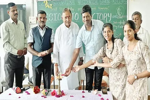 ಸೊರಬ ತಾಲೂಕಿನ ಕೋಟಿಪುರ ಎವರಾನ್ ಇಂಟರ್‌ನ್ಯಾಷನಲ್ ರೆಸಿಡೆನ್ಶಿಯಲ್ ಸ್ಕೂಲ್‌ನಲ್ಲಿ ಏರ್ಪಡಿಸಿದ್ದ ಕಾರ್ಯಕ್ರಮವನ್ನು  ಮಂಜುನಾಥ್ ಕುನ್ನೂರ್ ಉದ್ಘಾಟಿಸಿದರು. ಕಾರ್ತಿಕ್ ಸಾಹುಕಾರ್, ಕೆ.ಕೆ.ಎಲ್ಲಪ್ಪ ನೇಹಲ್ ಇತರರಿದ್ದರು.