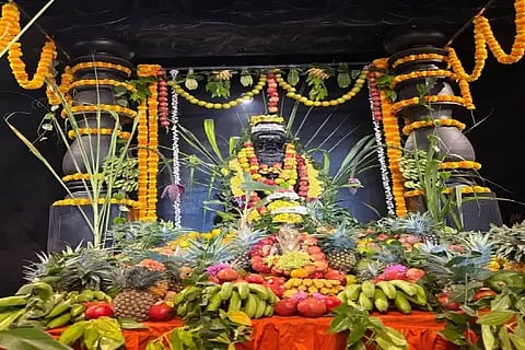 ತಾಲೂಕಿನ ಜಡೆ ಸಂಸ್ಥಾನ ಮಠದಲ್ಲಿ ಮಠದ ಕರ್ತೃ ಜಗದ್ಗುರು ಶ್ರೀ ಕುಮಾರ ಕೆಂಪಿನ ಸಿದ್ಧವೃಷಭೇಂದ್ರ ಸ್ವಾಮೀಜಿ ಅವರು ಗದ್ದುಗೆಗೆ ಅಲಂಕಾರ ಮಾಡಿರುವುದು.