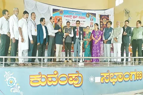 ಸೊರಬದ ಲಯನ್ಸ್ ಕ್ಲಬ್ ನೂತನ ಅಧ್ಯಕ್ಷರಾಗಿ ವಕೀಲ ಎಂ.ಕೆ.ಯೋಗೇಶ್ ಅಧಿಕಾರ ಸ್ವೀಕರಿಸಿದರು. ಡಾ. ಬಿ.ಎಸ್.ನಾಗಪ್ರಕಾಶ್, ಡಾ. ಎಂ.ಕೆ.ಭಟ್, ಭಾರತಿ ಹನುಮಂತಪ್ಪ ಮತ್ತಿತರರಿದ್ದರು.