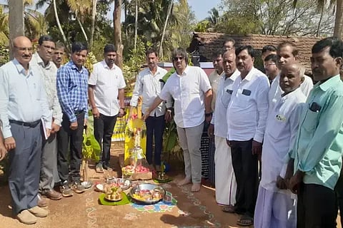 ಸೊರಬ ತಾಲೂಕಿನ ಬಂಕಳ್ಳಿ ಗ್ರಾಮದಲ್ಲಿ ಜಲಜೀವನ್ ವಿಷನ್ ಯೋಜನೆಯಡಿ ನಲ್ಲಿ ಸಂಪರ್ಕ ಕಲ್ಪಿಸುವ ಕಾಮಗಾರಿಗೆ ಸಚಿವ ಮಧು ಬಂಗಾರಪ್ಪ ಚಾಲನೆ ನೀಡಿದರು. ಗಣಪತಿ, ಜಯಶೀಲ ಗೌಡ, ಸದಾನಂದ ಗೌಡ, ಎಂ.ಡಿ.ಶೇಖರ್ ಇತರರಿದ್ದರು.