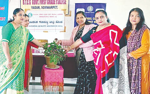 ಸೋಮವಾರಪೇಟೆ ಸಮೀಪದ ಬಿಟಿಸಿಜಿ ಸರ್ಕಾರಿ ಪದವಿ ಕಾಲೇಜಿನಲ್ಲಿ ನಡೆದ ಮಾದಕ ವಸ್ತುಗಳು ಮತ್ತು ಸೈಬರ್ ಕ್ರೈಂ ಬಗ್ಗೆ ಆಯೋಜಿಸಿದ್ದ ಜಾಗೃತಿ ಕಾರ್ಯಕ್ರಮದಲ್ಲಿ ಇನ್ನರ್ ವ್ಹೀಲ್ ಕ್ಲಬ್ ಆಫ್ ಸೋಮವಾರಪೇಟೆ ಗೋಲ್ಡ್ ಅಧ್ಯಕ್ಷೆ ತನ್ಮಯಿ ಪ್ರವೀಣ್ ಉದ್ಘಾಟಿಸಿದರು. ಪವಿತ್ರಾ, ಆಶಾ, ಸುನಿತಾ, ನಂದಿನಿ ಇದ್ದರು.