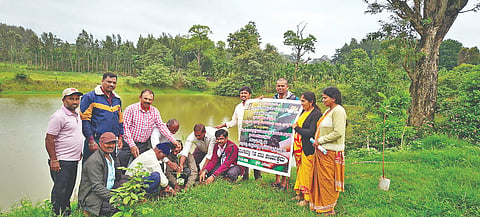 ಸೋಮವಾರಪೇಟೆ ತಾಲೂಕು ಶ್ರೀಧರ್ಮಸ್ಥಳ ಗ್ರಾಮೀಣಾಭಿವೃದ್ಧಿ ಯೋಜನೆಯಿಂದ ಗೋಣಿಮರೂರು ಗ್ರಾಮದಲ್ಲಿ ಆಯೋಜಿಸಿದ್ದ ಕೆರೆ ಅಂಗಳದಲ್ಲಿ ಗಿಡ ನಾಟಿ ಕಾರ್ಯಕ್ರಮಕ್ಕೆ ಗಣ್ಯರು ಚಾಲನೆ ನೀಡಿದರು. ಹನುಂತಪ್ಪ, ಧರ್ಮಪ್ಪ, ನಂಜಪ್ಪ ಇದ್ದರು. 