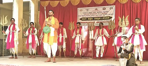 ಮೆಣಸೆ ಸರ್ಕಾರಿ ಪ್ರಥಮದರ್ಜೆ ಕಾಲೇಜು, ತಾಲೂಕು ಕಸಾಪ ಆಯೋಜಿಸಿದ್ದ ರಂಗಶಿಕ್ಷಣ ಸಪ್ತಾಹ ಸಮಾರೋಪದಲ್ಲಿ ಕಾಲೇಜಿನ ವಿದ್ಯಾರ್ಥಿಗಳು ಜಾನಪದ ನೃತ್ಯವೈಭವ ಪ್ರಸ್ತುತಪಡಿಸಿದರು. ಆಶಾ, ಮಂಜುನಾಥ್, ಚಾಣಕ್ಯರಾವ್, ಆಶಾ ಇದ್ದರು.