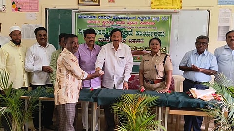 ಸೂಲಿಬೆಲೆ ಸರ್ಕಾರಿ ಪದವಿಪೂರ್ವ ಕಾಲೇಜಿನಲ್ಲಿ ಹಮ್ಮಿಕೊಂಡಿದ್ದ ಕಾರ್ಯಕ್ರಮದಲ್ಲಿ ಕಾಲೇಜು ಉಪಾಧ್ಯಕ್ಷ ಬಿ.ಎನ್​.ಗೋಪಾಲಗೌಡ ಉಚಿತ ಕನ್ನಡಕಗಳನ್ನು ವಿತರಿಸಿದರು. ಟ್ರಸ್ಟ್​ ಉಪಾಧ್ಯಕ್ಷ ಚೌಡೇಗೌಡ, ಮುರಾರ್ಜಿ ದೇಸಾಯಿ ವಸತಿ ಶಾಲೆ ಪ್ರಾಂಶುಪಾಲ ವೆಂಕಟೇಶ್​, ಕಾಲೇಜು ಪ್ರಾಂಶುಪಾಲ ಮಂಜುನಾಥ್​, ಪಿಡಿಒ ಮಂಜುನಾಥ್​, ಸೈಯದ್​ ಮಹಬೂಬ್​ ಇತರರು ಇದ್ದರು.