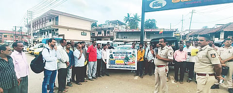 ಸುಂಟಿಕೊಪ್ಪ ವಾಹನ ಚಾಲಕರ ಮತ್ತು ಆಟೋ ಮಾಲೀಕರ-ಚಾಲಕರ ಸಂಘದ ವೇದಿಕೆಯ ಮುಂಭಾಗದಲ್ಲಿ ಬುಧವಾರ ಆಯೋಜಿಸಿದ್ದ ರಸ್ತೆ ಸುರಕ್ಷತಾ ಕಾರ್ಯಕ್ರಮದಲ್ಲಿ ಕುಶಾಲನಗರ ಗ್ರಾಮಾಂತರ ವೃತ್ತ ನಿರೀಕ್ಷಕ ದಿನೇಶ್‌ಕುಮಾರ್ ಮಾತನಾಡಿದರು. ಮೋಹನ್‌ರಾಜ್, ಶರೀಫ್, ಸಚಿನ್, ಬಿ.ಎಂ.ಪೂವಪ್ಪ, ಎ.ಹಂಸ, ಬಿ.ಎ.ತಿಮ್ಮಪ್ಪ, ಇಸ್ಮಾಯಿಲ್ ಇತರರಿದ್ದರು.