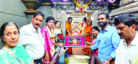 ಯಲ್ಲಮ್ಮನ ದರ್ಶನ ಪಡೆದ ಜಿಲ್ಲಾಧಿಕಾರಿ ಮೊಹಮ್ಮದ್ ರೋಷನ್ ಕುಟುಂಬಸ್ಥರನ್ನು ದೇವಸ್ಥಾನದ ಕಾರ್ಯದರ್ಶಿ ಪ್ರಭಾವತಿ ಫಕೀರಪುರ ಶಾಲು ಹೊದಿಸಿ ಸತ್ಕರಿಸಿದರು. ಸಂಗನಬಸಯ್ಯ, ಮಲ್ಲು ಜಕಾತಿ, ಅಲ್ಲಮಪ್ರಭು ಪ್ರಭುನವರ ಇತರರಿದ್ದರು.