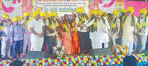  ಯರಗಟ್ಟಿ ಪಟ್ಟಣದಲ್ಲಿ ಕನಕ ಜಯಂತಿ ಕಾರ್ಯಕ್ರಮವನ್ನು ಶಾಸಕ ವಿಶ್ವಾಸ ವೈದ್ಯ ಉದ್ಘಾಟಿಸಿದರು. ಶಂಕರ ಇಟ್ನಾಳ, ಬಸವರಾಜ ಬಸಳಿಗುಂದಿ ಇತರರು ಇದ್ದರು.