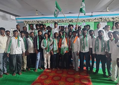 ಗುರುಮಠಕಲ್​ನ ಶಾಸಕರ ಜನಸಂಪರ್ಕ ಕಚೇರಿ ಭಾನುವಾರ ಸಂಜೆ ನಡೆದ ಕಾರ್ಯಕ್ರಮದಲ್ಲಿ ಕಾಂಗ್ರೆಸ್​ ತೊರೆದು ಜೆಡಿಎಸ್​ ಸೇರಿದ ನೂರಾರು ಕಾರ್ಯಕರ್ತರನ್ನು ಶಾಸಕ ಶರಣಗೌಡ ಕಂದಕೂರ ಅವರು ಪಕ್ಷದ ಧ್ವಜ ನೀಡಿ ಸ್ವಾಗತಿಸಿದರು.ಪ್ರಕಾಶ ನೀರೇಟಿ, ರಾಮಣ್ಣ ಕೋಟಗೇರಾ,ಮಲ್ಲನಗೌಡ ಹಳಿಮನಿ ಕೌಳೂರು, ಶರಣು ಆವಂಟಿ, ಈಶ್ವರ ನಾಯಕ ಸೇರಿದಂತೆಯೇ ಇತರರಿದ್ದರು.