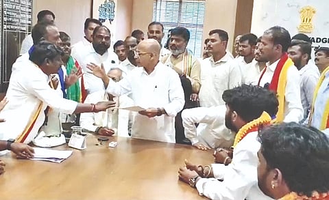 ಯಾದಗಿರಿ ಜಿಪಂ ಕಚೇರಿಯಲ್ಲಿ ಶುಕ್ರವಾರ ಸಚಿವ ಡಾ.ಶರಣಪ್ರಕಾಶ ಪಾಟೀಲ್ ಮತ್ತು ಸರ್ವ ಸಂಘಟನೆಗಳ ಸಮಿತಿ ಪದಾಽಕಾರಿಗಳ ನಡುವೆ ಮಾತಿನ ಚಕಮಕಿ ನಡೆಯಿತು. ಸಮಿತಿ ಅಧ್ಯಕ್ಷ ಮಲ್ಲಿಕಾರ್ಜುನ ಜಲ್ಲಪ್ಪನೋರ್, ಅಶೋಕ ಐಕೂರ ಇತರರಿದ್ದರು.