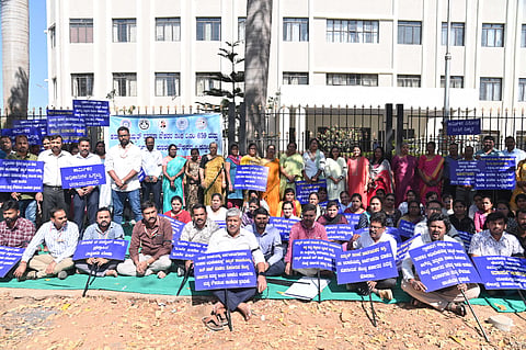 ವಿದ್ಯುತ್ ಕ್ಷೇತ್ರವನ್ನು ಖಾಸಗೀಕರಣ ವಿರೋಧಿಸಿ ಕರ್ನಾಟಕ ವಿದ್ಯುಚ್ಚಕ್ತಿ ಮಂಡಳಿ ನೌಕರರ ಯೂನಿಯನ್ ವತಿಯಿಂದ ಗುರುವಾರ  ಮೈಸೂರು ನಗರದಲ್ಲಿ ಪ್ರತಿಭಟನೆ ನಡೆಯಿತು.