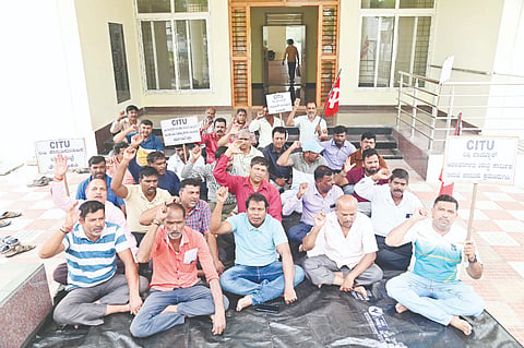 ಕಾನೂನು ಬದ್ಧ ವೇತನ ಕೊಡಿಸುವಂತೆ ಒತ್ತಾಯಿಸಿ ಪಾಲಿಮ್ಯಾಕ್ಸ್ ಪ್ರೈ.ಲಿ. ಕಾರ್ಮಿಕರು, ನಗರದ ಕಾರ್ಮಿಕ ಇಲಾಖೆ ಕಚೇರಿ ಮುಂದೆ ಪ್ರತಿಭಟನೆ ನಡೆಸಿದರು.
