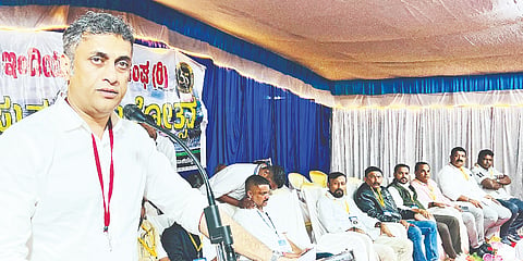 ಪಾಲಿಬೆಟ್ಟ ಯಂಗ್ ಇಂಡಿಯಾ ಯೂತ್ ಕ್ಲಬ್ ಆಯೋಜಿಸಿದ್ದ ಹೊನಲು ಬೆಳಕಿನ ಫುಟ್ಬಾಲ್ ಪಂದ್ಯಾವಳಿಯಲ್ಲಿ ಶಾಸಕ ಎ.ಎಸ್. ಪೊನ್ನಣ್ಣ ಮಾತನಾಡಿದರು. ಸಲೀಂ, ಹನೀಫ್, ರಫೀಕ್ ಇತರರಿದ್ದರು.