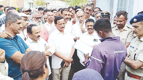 ಕಾಡಾನೆ ದಾಳಿಗೆ ಬಲಿಯಾದ ಘಟನಾ ಸ್ಥಳಕ್ಕೆ ಮಾಜಿ ಶಾಸಕರಾದ ಅಪ್ಪಚ್ಚು ರಂಜನ್ ಮತ್ತು ಕೆ.ಜಿ.ಬೋಪಯ್ಯ, ಬಿಜೆಪಿ ಜಿಲ್ಲಾ ಅಧ್ಯಕ್ಷ ರವಿ ಕಾಳಪ್ಪ ಭೇಟಿ ನೀಡಿದರು.