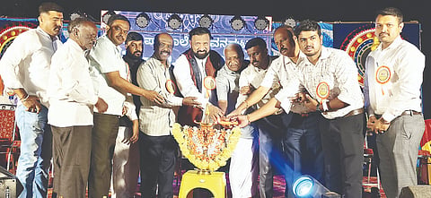 ಹಿರೀಸಾವೆ ಹೋಬಳಿಯ ಕನುವನಘಟ್ಟ ಗ್ರಾಮದಲ್ಲಿ ಸರ್ಕಾರಿ ಕಿರಿಯಪ್ರಾಥಮಿಕ ಪಾಠಶಾಲೆಯ ಆವರಣದಲ್ಲಿ ಆಯೋಜಿಸಿದ್ದ 2026 ಕಲಾಸಿರಿ ಶಾಲಾ ವಾರ್ಷಿಕೋತ್ಸವ ಕಾರ್ಯಕ್ರಮವನ್ನು ಗಾಯಕ ಶಶಿಧರ್ ಕೋಟೆ ಉದ್ಘಾಟಿಸಿದರು. ಕೆ.ಎನ್.ಹರಿಪ್ರಸಾದ್, ಗೀತಾ, ನಾಗರತ್ನಾ, ಕೆ.ಟಿ.ನಾಗರಾಜ್, ಶ್ರೀನಿವಾಸ್, ಶಿವಕುಮಾರ್ ಆರಾಧ್ಯ ಇತರರು ಇದ್ದರು.
