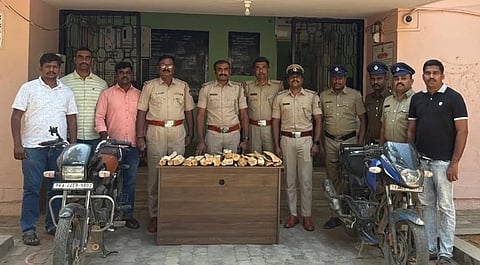 ತಿಪ್ಪಸಂದ್ರ ಹೋಬಳಿಯ ಯಲ್ಲಾಪುರ ಗ್ರಾಮದಲ್ಲಿ ಶ್ರೀಗಂಧದ ಮರಗಳ ಕದ್ದ ಆರೋಪಿಗಳನ್ನು ಕುದೂರು ಪೊಲೀಸರು ಬಂಧಿಸಿರುವುದು. ಪಿಎಸ್​ಐಗಳಾದ ಸರ್ದಾರ್​ ಸಾಬ್​, ತಿಪ್ಪಯ್ಯ ಹಾಗೂ ಸಿಬ್ಬಂದಿ ಸೂರ್ಯಕುಮಾರ್​, ಶಿವರಾಜು, ದರ್ಶನ್​, ಲವಕುಮಾರ್​ ಹಾಗೂ ಇತರರು ಇದ್ದರು.