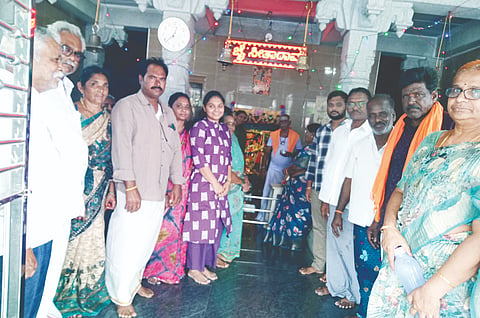 ಗೊರೇಬಾಳ ಕ್ಯಾಂಪಿನ ವಿರಾಂಜನೇಯ ಸ್ವಾಮಿ ದೇವಾಲಯದಲ್ಲಿ ವಿಶೇಷ ಪೂಜೆ ಸಲ್ಲಿಸಲಾಯಿತು. ರುದ್ರಮರಾಜು ರಘುರಾಮ ರಾಜು ಮತ್ತಿತರ ಭಕ್ತರಿದ್ದರು. 