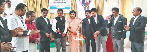 ಜೇವರ್ಗಿಯಲ್ಲಿ ಬುಧವಾರ ಹಮ್ಮಿಕೊಂಡಿದ್ದ ಅಂತಾರಾಷ್ಟ್ರೀಯ ಯುವ ದಿನ ಕಾರ್ಯಕ್ರಮವನ್ನು ವಕೀಲರ ಸಂದ ತಾಲೂಕು ಉಪಾಧ್ಯಕ್ಷ ಭಾಷಾಪಟೇಲ್​ ಮಾಲಿಪಾಟೀಲ್​ ಉದ್ಘಾಟಿಸಿದರು. ಶಾಂತಾ ಅಷ್ಟಗಿ, ರಾಜಶೇಖರ ಶಿಲ್ಪಿ, ತ್ರೀವೇಣಿ ಕುರಳಗೇರಾ ಇತರರಿದ್ದರು. 