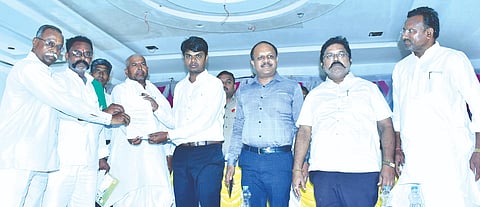 ಕಕ್ಕೇರಾದಲ್ಲಿ ಶನಿವಾರ ಹಮ್ಮಿಕೊಂಡ ಹೋಬಲಿ ಮಟ್ಟದ ಪ್ರಜÁಸೇವಾ ಆಂದೋಲದಲ್ಲಿ ದೇವಿಂದ್ರಪ್ಪ ಬಳಿಚಕ್ರ ತಹಸೀಲ್ದಾರ್ ಹುಸೇನಸಾಬ್‌ಎ.ಸರಕಾವಸ್ ಅವರಿಗೆ ಮನವಿಪತ್ರ ಸಲ್ಲಿಸಿದರು. ಜಟ್ಟೆಪ್ಪ ದಳಾರ, ಬಸವರಾಜ ಸಜ್ಜನ್, ಡಾ.ರಾಜಾ ವೆಂಕಟಪ್ಪನಾಯಕ, ಗುಂಡಪ್ಪ ಸೊಲಾಪುರ, ಪಂಡಿತ ನಿಂಬೋರೆ, ಮಾನಪ್ಪ ಗೋನಾಲ್ ಇತರರಿದ್ದರು.